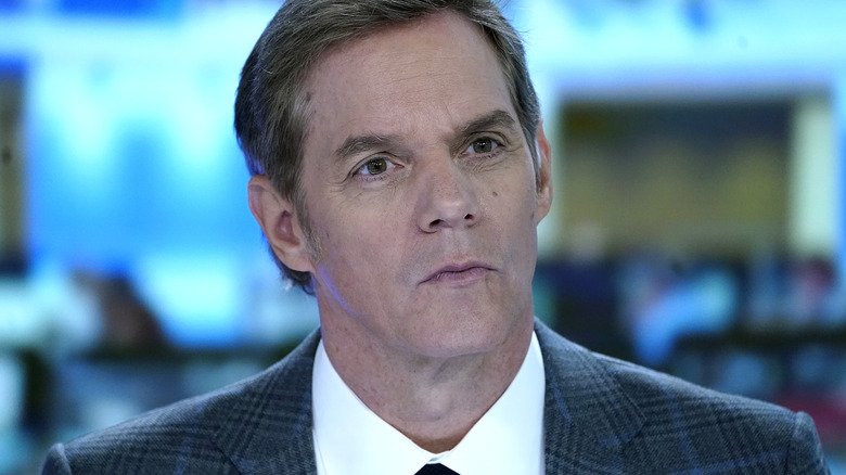 Bill Hemmer wearing a suit