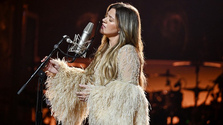 Kelly Clarkson’s Emotional Signals: A Look Back Before Blackstock’s Passing 1 Kelly Clarkson's Behavior Before Her Ex's Death Was A Harrowing Clue