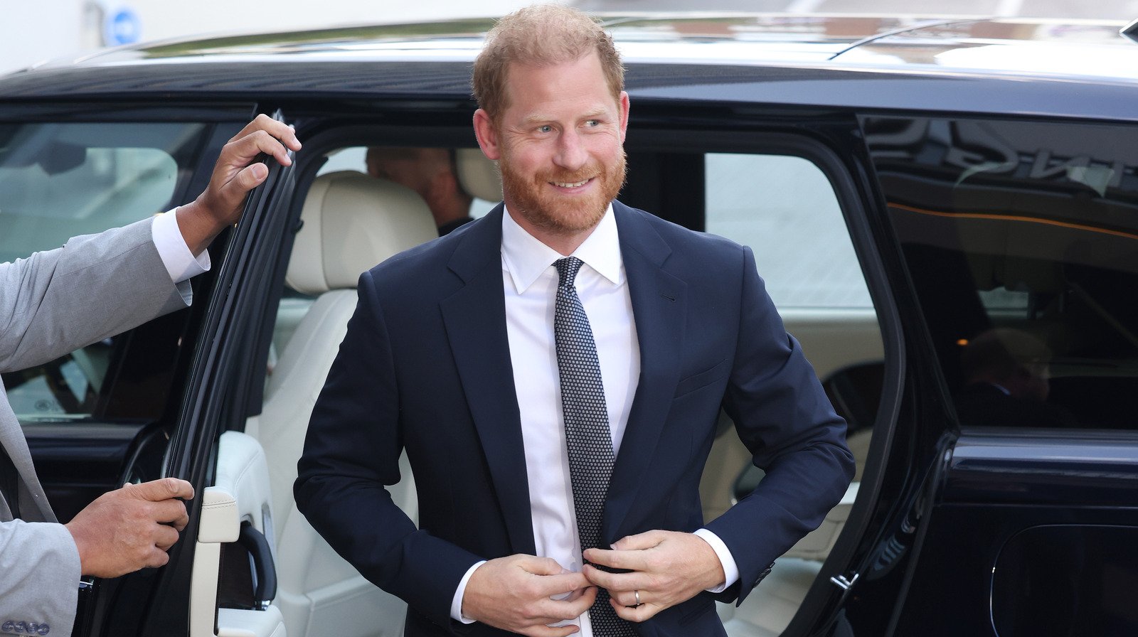 A Quiet Show of Wealth: Harry’s Studio Visit and the Message It Sent 3 prince harrys financial flex on uk visit feels like a sly million dollar message to william 1