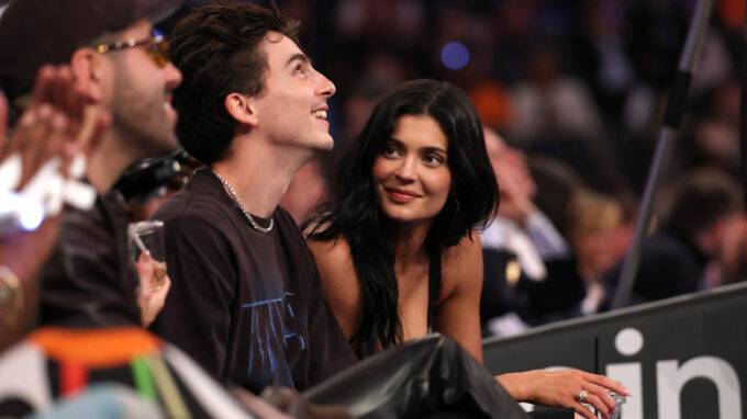 Signs Kylie Jenner & Timothée Chalamet's Relationship Is On The Rocks