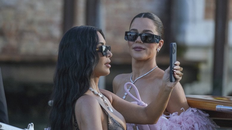 The Step-Family Rift: Why Robert Kardashian’s Widow and His Kids Never Clicked 2 Kim and Khloé Kardashian posing for selfies in Venice.