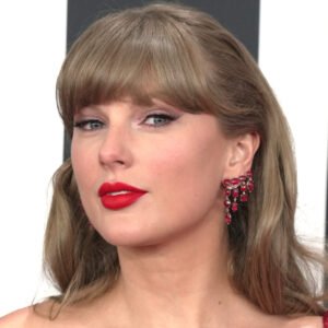 Taylor Swift’s Look Stirred Talk — Fans Questioned, Experts Weighed In 9 Taylor Swift's Face Looked More Tuned Up Than A Car On Fallon & Fans Noticed