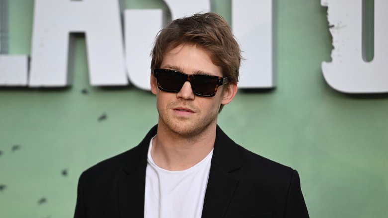 Joe Alwyn wearing shades