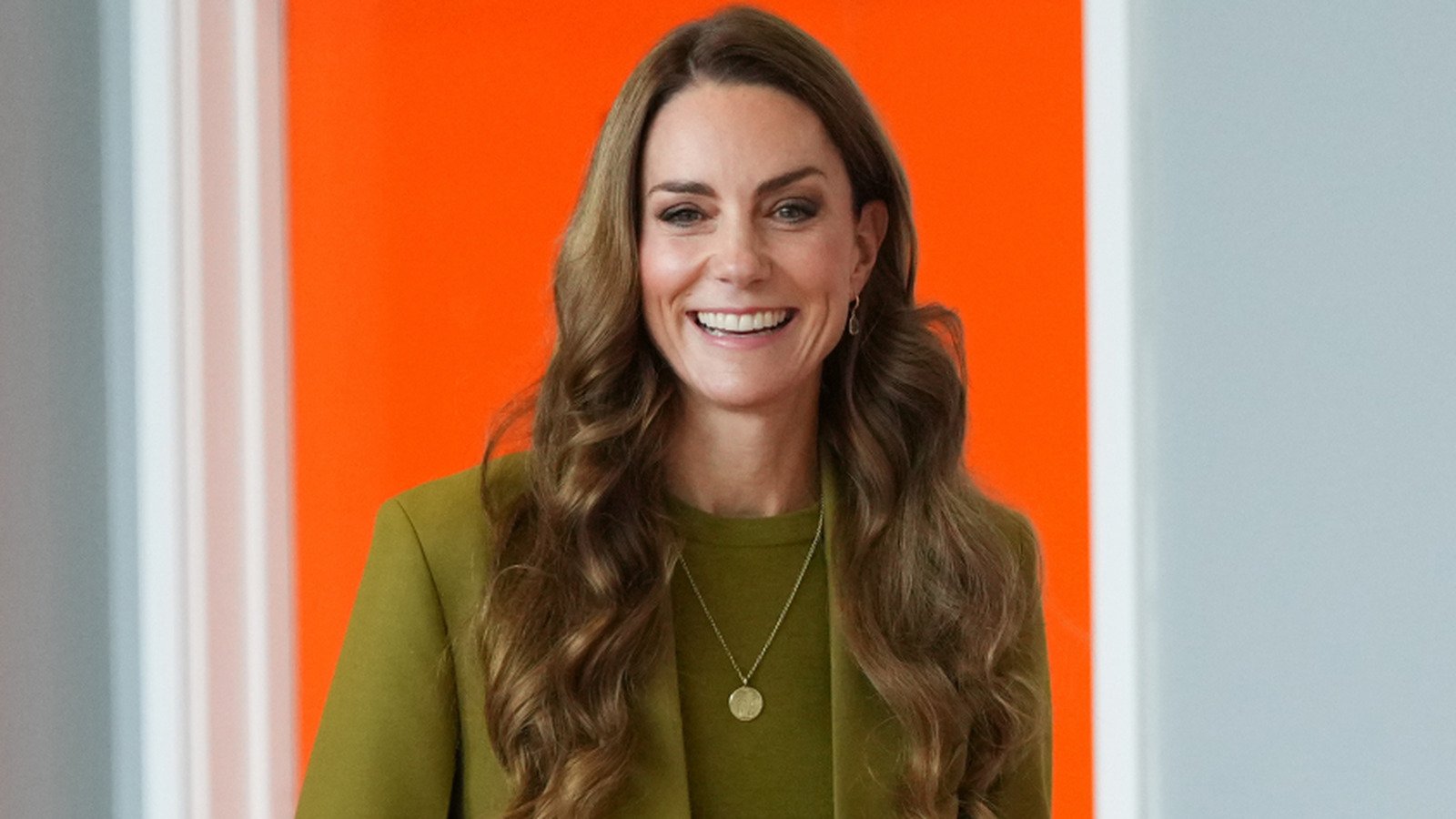 Why Kate Middleton’s Five-Ring Stack Feels Like a Mismatch Right Now 130 kate middletons 5 ring wedding stack might be her most out of touch bling yet 2