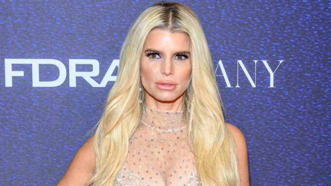 Jessica Simpson Has A Mar-A-Lago Face In The Making & Everyone Can See It