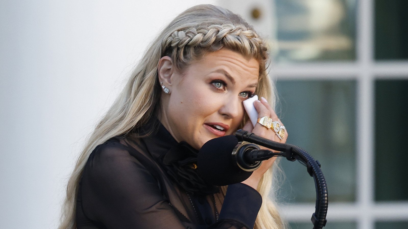 fox news viewers are turning on erika kirk as grifter allegations heat up 1