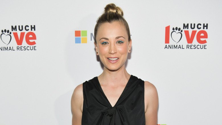 Kaley Cuoco wearing a black sleeveless casual dress and a top not bun