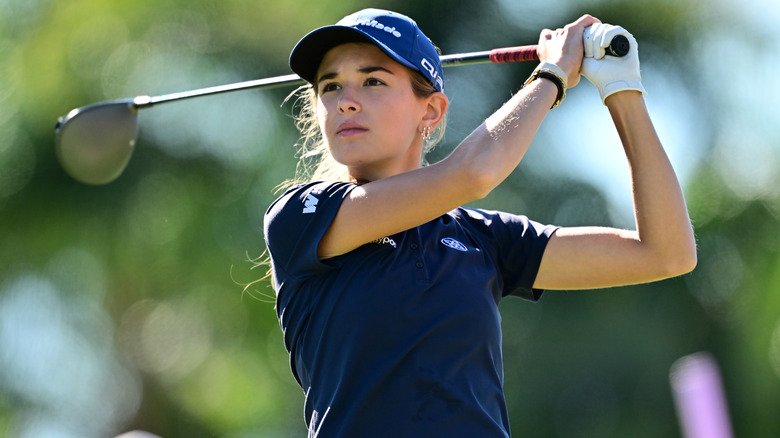 Kai Trump swinging a golf club