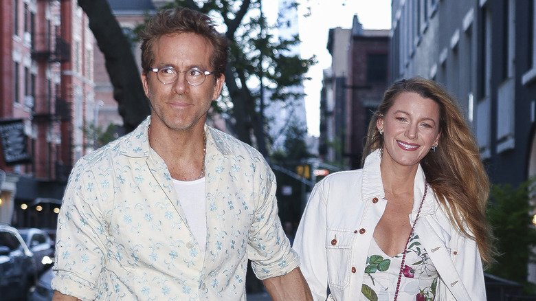 Ryan Reynolds walking with Blake Lively