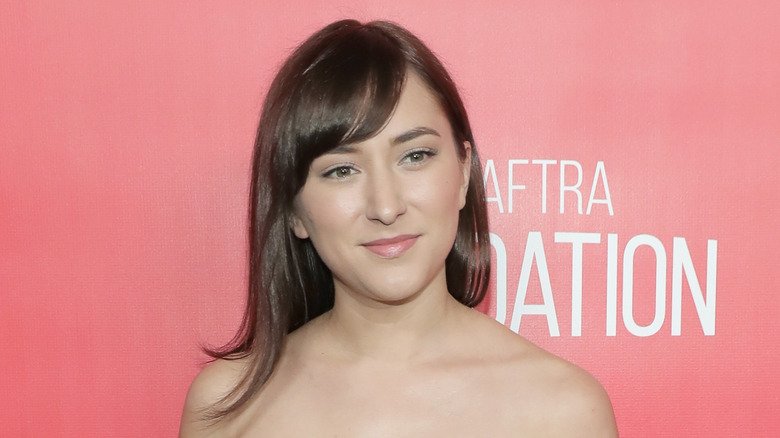 Zelda Williams' Transformation: A Stunning Sight 135 Zelda Williams posing in front of a pink background