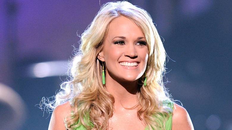 Carrie Underwood Original Lips: A Look Back Before the Big Change 140 Carrie Underwood grinning in a bright green dress.