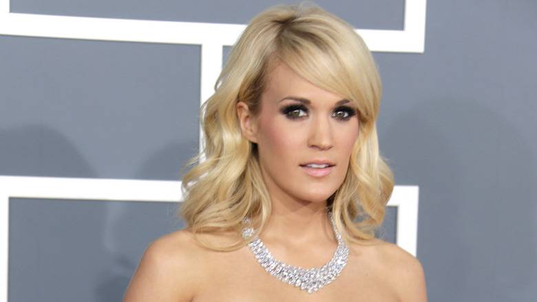 Carrie Underwood Original Lips: A Look Back Before the Big Change 141 Carrie Underwood posing with a smoky eye and diamond necklace.