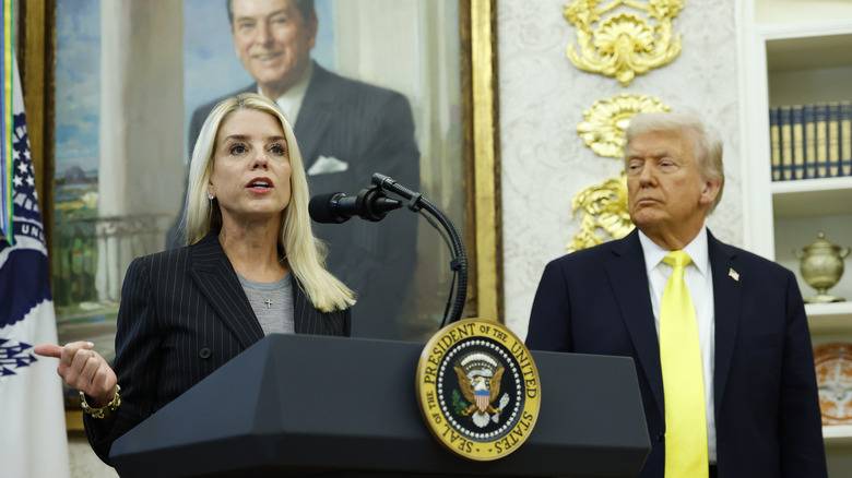 Our Body Language Expert Saw The Trump-Bondi Fallout Coming A Mile Away
