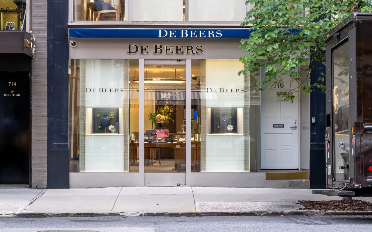 De Beers storefront representing the luxury jeweller behind the Vibrations high jewellery collection