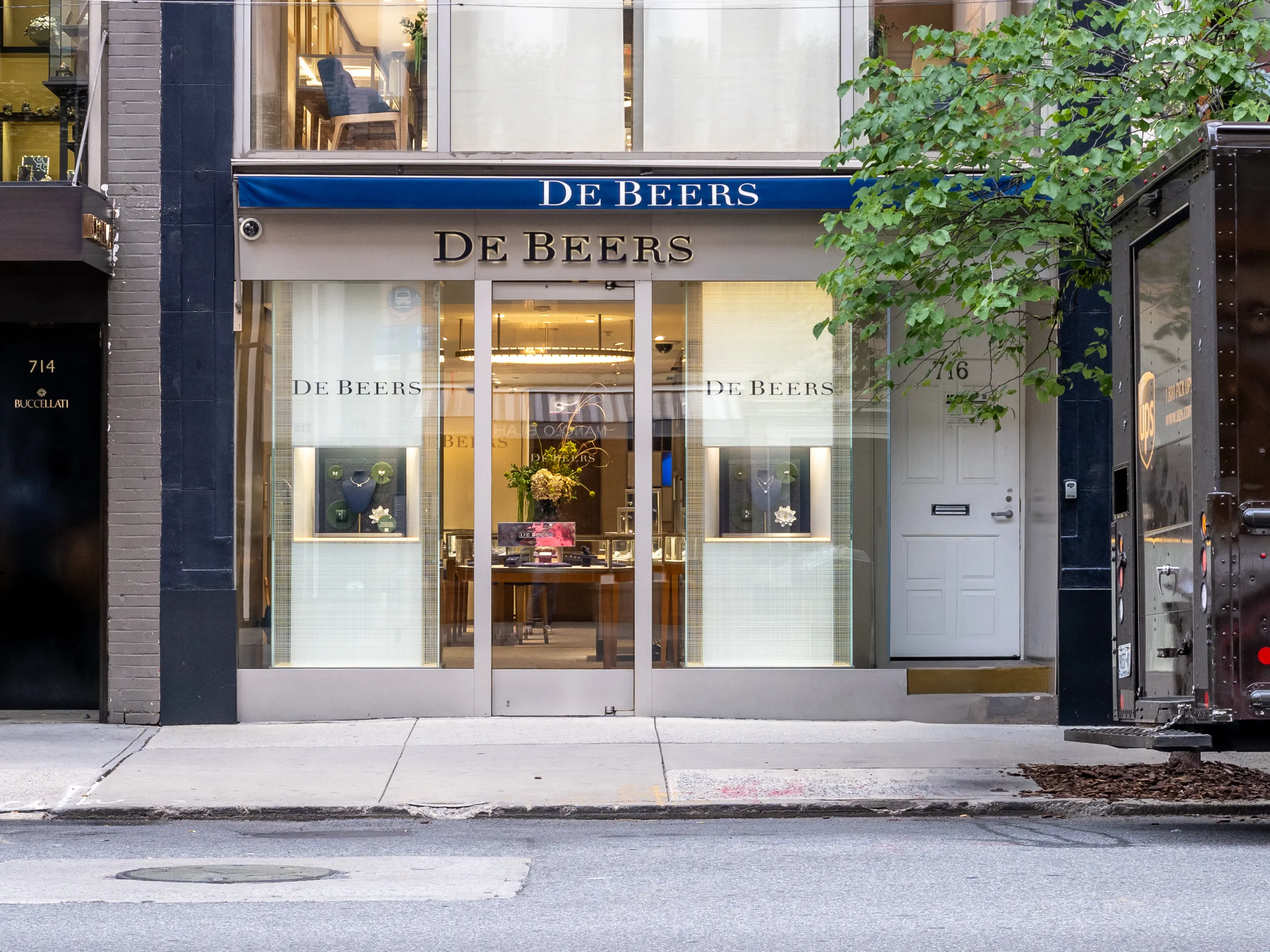 Open the featured image for De Beers Vibrations high jewellery makes diamonds look fluid De Beers storefront representing the luxury jeweller behind the Vibrations high jewellery collection