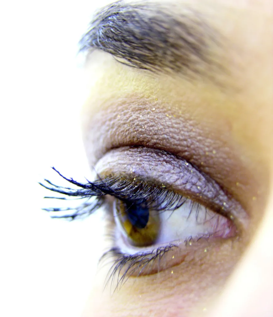 Eye makeup with defined lashes illustrating the sculptural lash trend for fall 2026