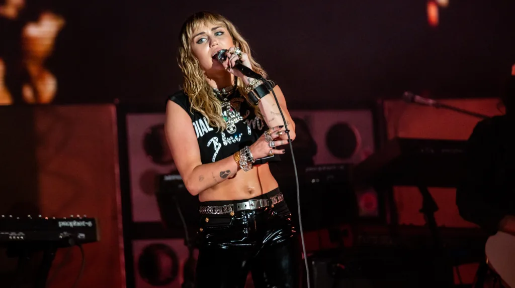 Miley Cyrus singing into a microphone at Primavera Sound in Barcelona in 2019