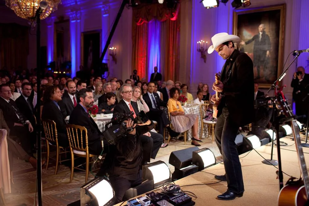 Brad Paisley playing guitar before an audience in the White House East Room in 2009