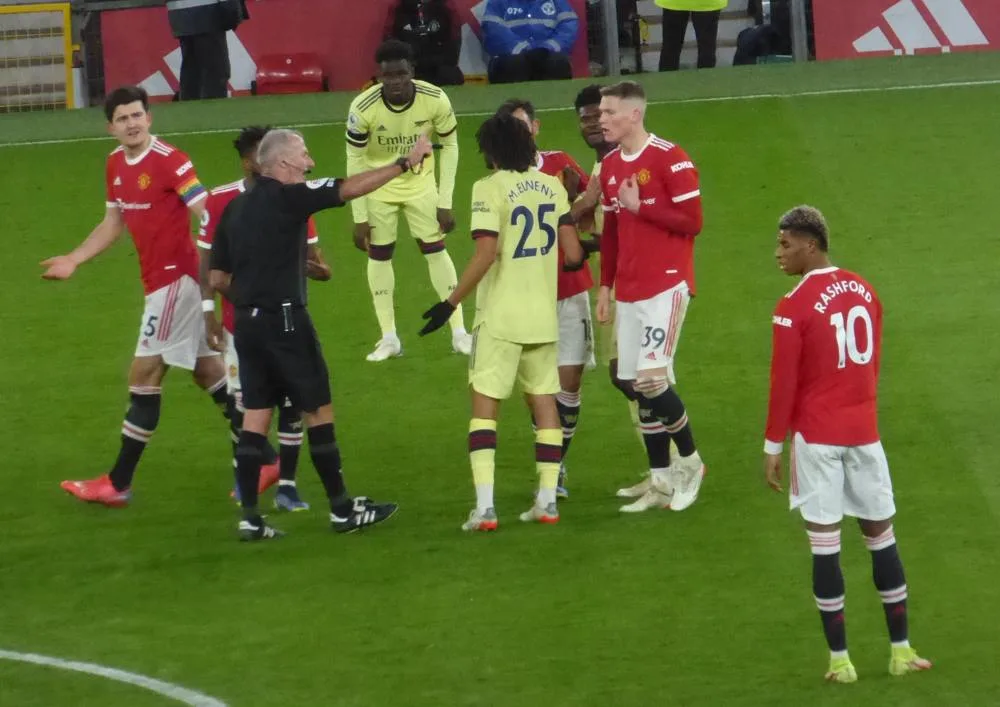 Bukayo Saka in Arsenal's yellow kit during the December 2021 match at Old Trafford