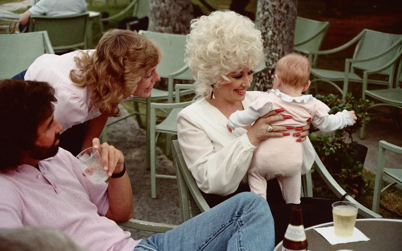Dolly Parton pictured with visitors in Honolulu in an archive photograph from 1983