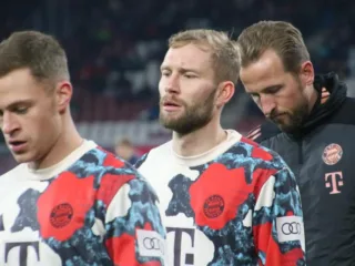 Harry Kane at right with Bayern teammates before a Salzburg friendly in January 2025