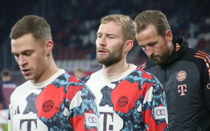 Harry Kane at right with Bayern teammates before a Salzburg friendly in January 2025