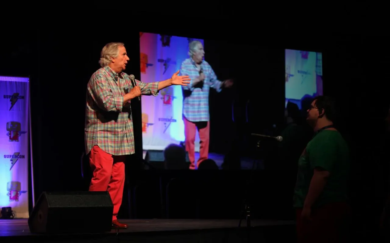 Henry Winkler speaking to an audience at Raleigh Supercon in 2018