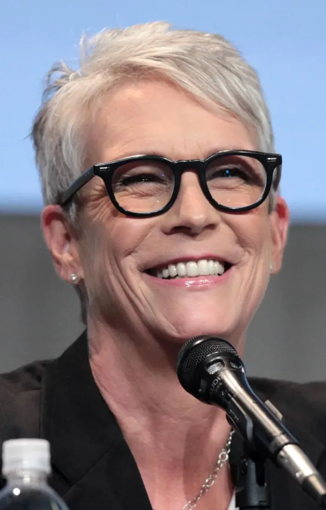 Jamie Lee Curtis speaking into a microphone at San Diego Comic-Con in 2015