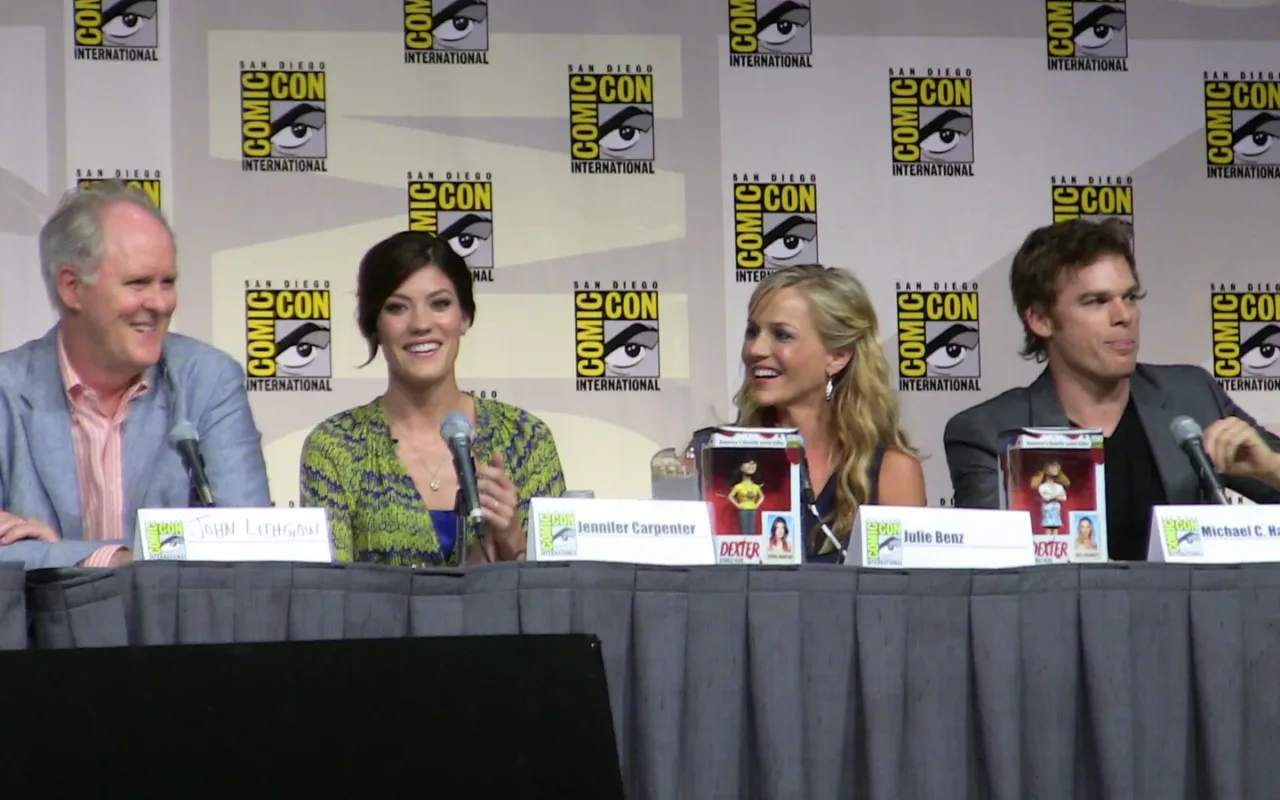 John Lithgow with Jennifer Carpenter, Julie Benz and Michael C. Hall at the Dexter Comic-Con panel in 2009