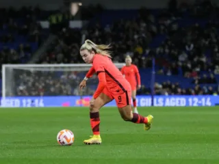 Lauren Hemp taking a shot for England against the Czech Republic in October 2022