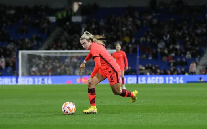 Lauren Hemp taking a shot for England against the Czech Republic in October 2022