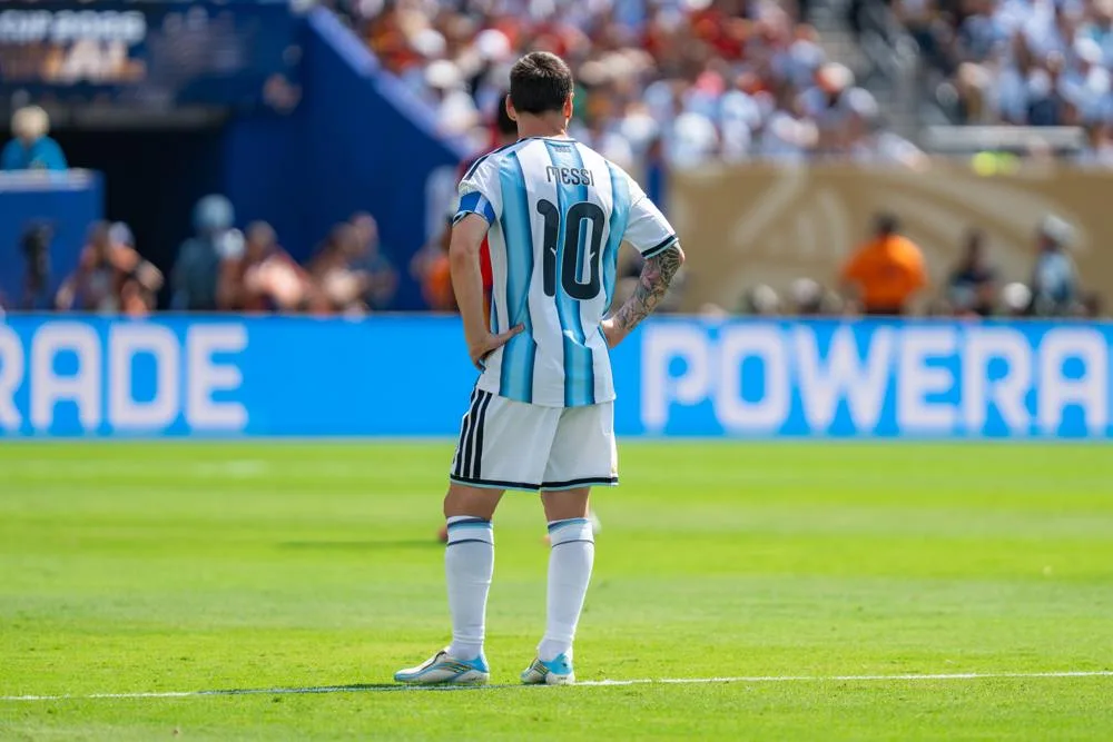 Lionel Messi seen from behind wearing Argentina’s number ten shirt in July 2026