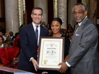 Nia Long, centre, holding the Dream of Los Angeles Award with Eric Garcetti and Curren Price in 2015