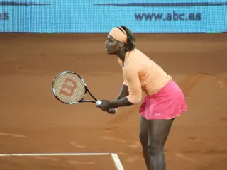 Serena Williams preparing on court at the Madrid Open in 2010