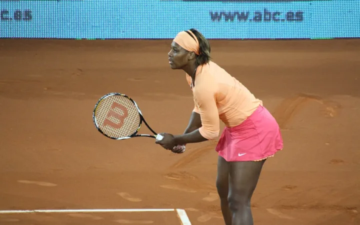 Serena Williams preparing on court at the Madrid Open in 2010