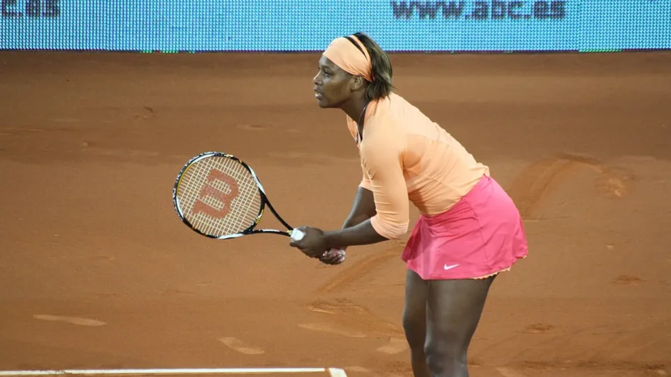 Serena Williams preparing on court at the Madrid Open in 2010