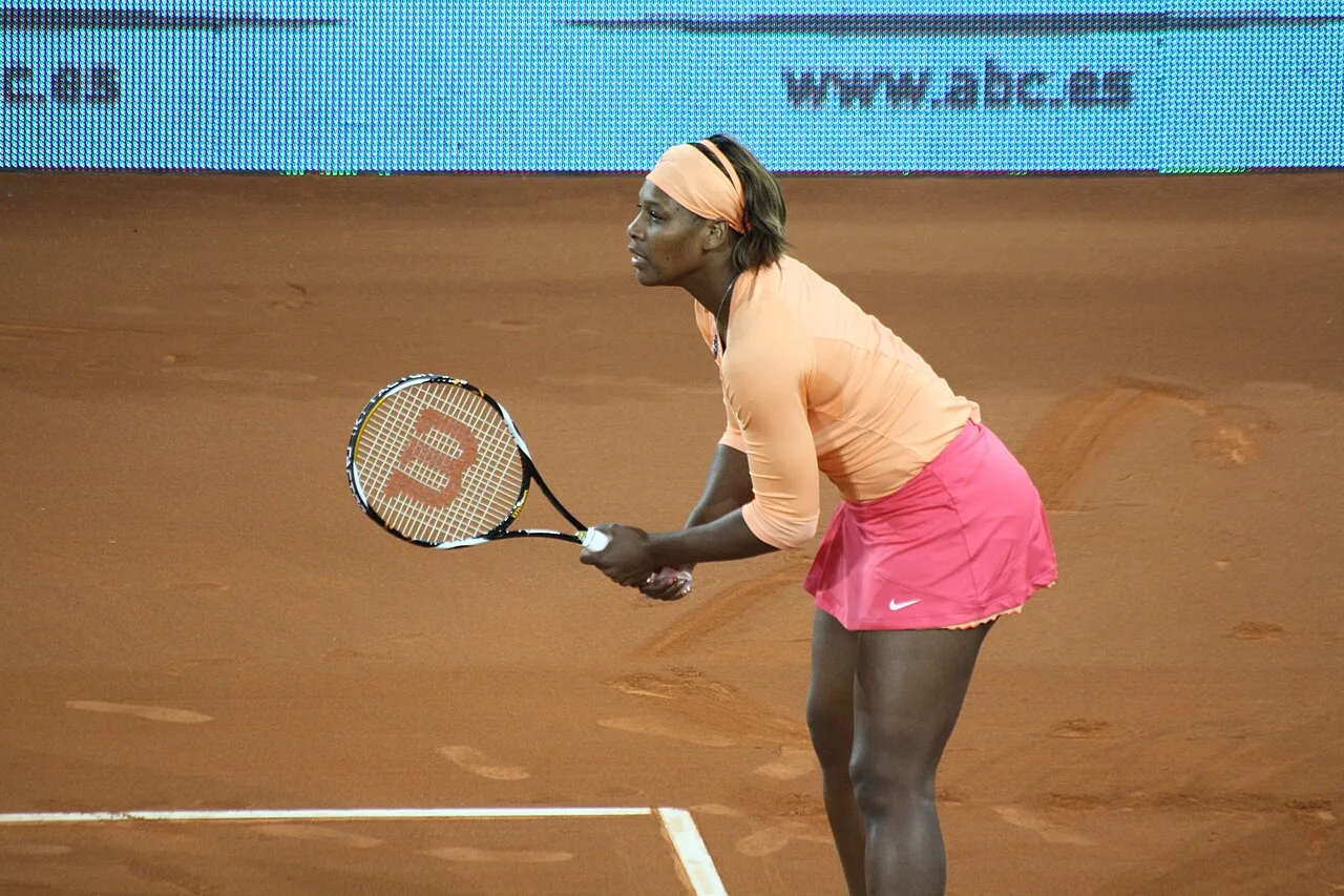 Serena Williams preparing on court at the Madrid Open in 2010